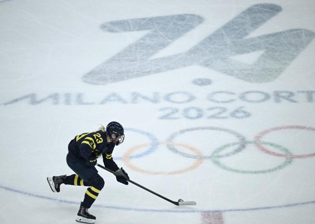 (260219) -- MILAN, Feb. 19, 2026 (Xinhua) -- Thea Johansson of Sweden competes during the ice hockey women's bronze medal game between Switzerland and Sweden at the Milan-Cortina 2026 Olympic Winter Games in Milan, Italy, Feb. 19, 2026. (Xinhua/Zhang Haofu)