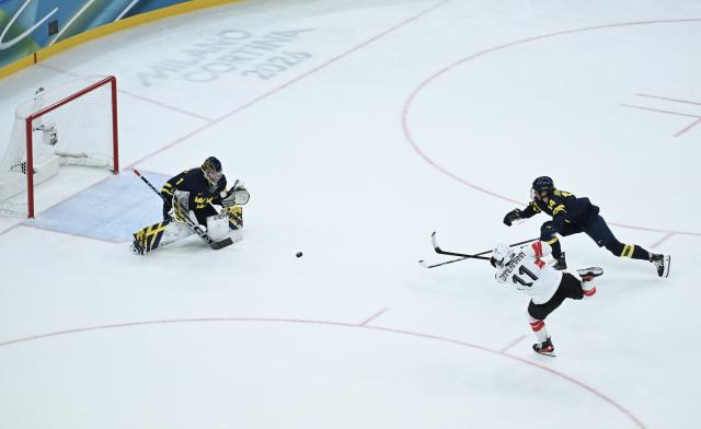 (260219) -- MILAN, Feb. 19, 2026 (Xinhua) -- Laura Zimmermann (2nd R) of Switzerland shoots during the ice hockey women's bronze medal game between Switzerland and Sweden at the Milan-Cortina 2026 Olympic Winter Games in Milan, Italy, Feb. 19, 2026. (Xinhua/Zhang Haofu)