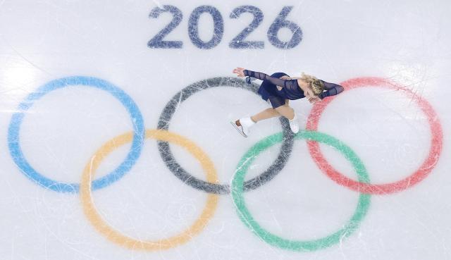 (260219) -- MILAN, Feb. 19, 2026 (Xinhua) -- Amber Glenn of the United States competes during the free skating match of figure skating women single skating at the Milan-Cortina 2026 Olympic Winter Games in Milan, Italy, Feb. 19, 2026. (Xinhua/Li Ming)