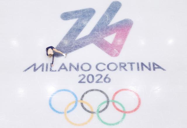 (260219) -- MILAN, Feb. 19, 2026 (Xinhua) -- Amber Glenn of the United States competes during the free skating match of figure skating women single skating at the Milan-Cortina 2026 Olympic Winter Games in Milan, Italy, Feb. 19, 2026. (Xinhua/Li Ming)
