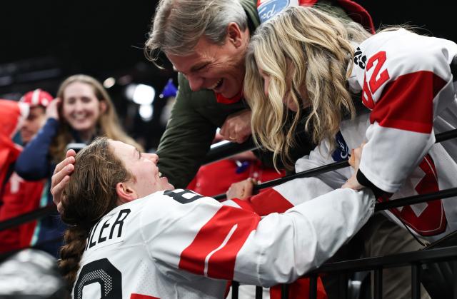 (260219) -- MILAN, Feb. 19, 2026 (Xinhua) -- Kaleigh Quennec (L) of Switzerland celebrates after the ice hockey women's bronze medal game between Switzerland and Sweden at the Milan-Cortina 2026 Olympic Winter Games in Milan, Italy, Feb. 19, 2026. (Xinhua/Wang Kaiyan)