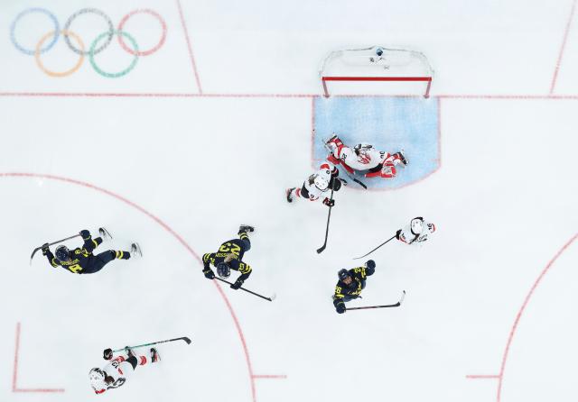 (260219) -- MILAN, Feb. 19, 2026 (Xinhua) -- Players of Sweden celebrate scoring during the ice hockey women's bronze medal game between Switzerland and Sweden at the Milan-Cortina 2026 Olympic Winter Games in Milan, Italy, Feb. 19, 2026. (Xinhua/Wang Kaiyan)