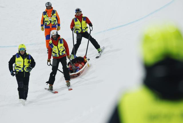 (260219) -- LIVIGNO, Feb. 19, 2026 (Xinhua) -- Cassie Sharpe of Canada is transferred after falling during the qualification of freestyle skiing women's freeski halfpipe at the Milan-Cortina 2026 Olympic Winter Games in Livigno, Italy, Feb. 19, 2026. (Xinhua/Wang Peng)