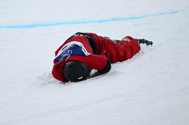 (260219) -- LIVIGNO, Feb. 19, 2026 (Xinhua) -- Cassie Sharpe of Canada falls during the qualification of freestyle skiing women's freeski halfpipe at the Milan-Cortina 2026 Olympic Winter Games in Livigno, Italy, Feb. 19, 2026. (Xinhua/Wu Huiwo)