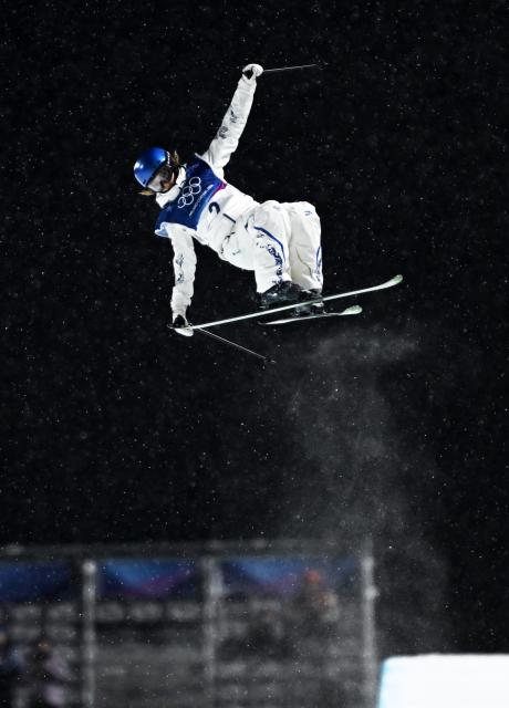 (260219) -- LIVIGNO, Feb. 19, 2026 (Xinhua) -- Gu Ailing of China competes during the qualification of freestyle skiing women's freeski halfpipe at the Milan-Cortina 2026 Olympic Winter Games in Livigno, Italy, Feb. 19, 2026. (Xinhua/Wu Huiwo)