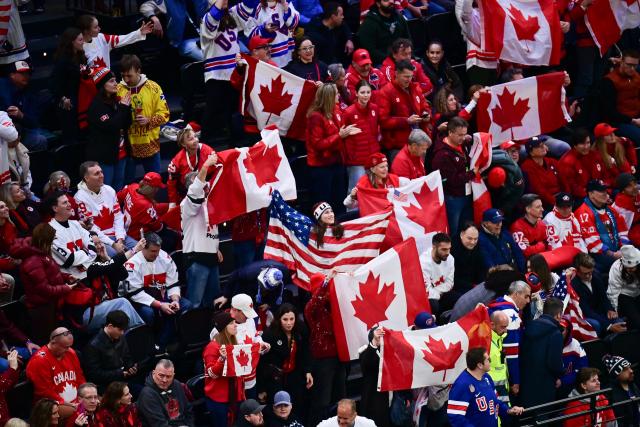 (260219) -- MILAN, Feb. 19, 2026 (Xinhua) -- Spectators watch the ice hockey women's gold medal game between the United States and Canada at the Milan-Cortina 2026 Olympic Winter Games in Milan, Italy, Feb. 19, 2026. (Xinhua/Tao Xiyi)