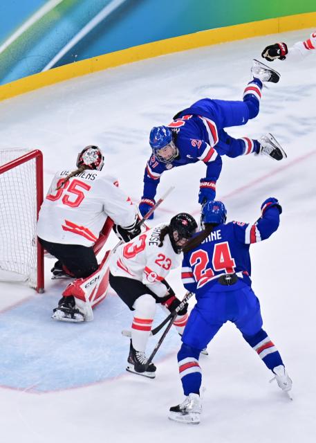 (260219) -- MILAN, Feb. 19, 2026 (Xinhua) -- Hilary Knight (top) of the United States competes during the ice hockey women's gold medal game between the United States and Canada at the Milan-Cortina 2026 Olympic Winter Games in Milan, Italy, Feb. 19, 2026. (Xinhua/Tao Xiyi)