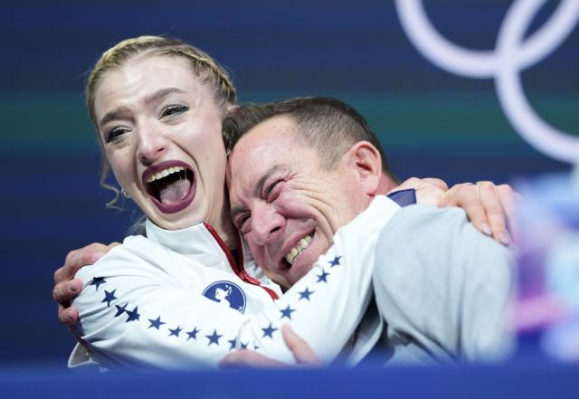 (260219) -- MILAN, Feb. 19, 2026 (Xinhua) -- Amber Glenn (L) of the United States reacts while waiting for her score competes during the free skating match of figure skating women single skating at the Milan-Cortina 2026 Olympic Winter Games in Milan, Italy, Feb. 19, 2026. (Xinhua/Xue Yuge)