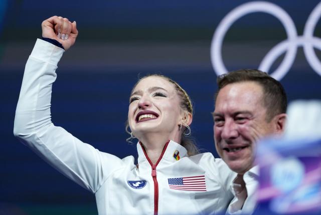 (260219) -- MILAN, Feb. 19, 2026 (Xinhua) -- Amber Glenn (L) of the United States reacts during the free skating match of figure skating women single skating at the Milan-Cortina 2026 Olympic Winter Games in Milan, Italy, Feb. 19, 2026. (Xinhua/Xue Yuge)