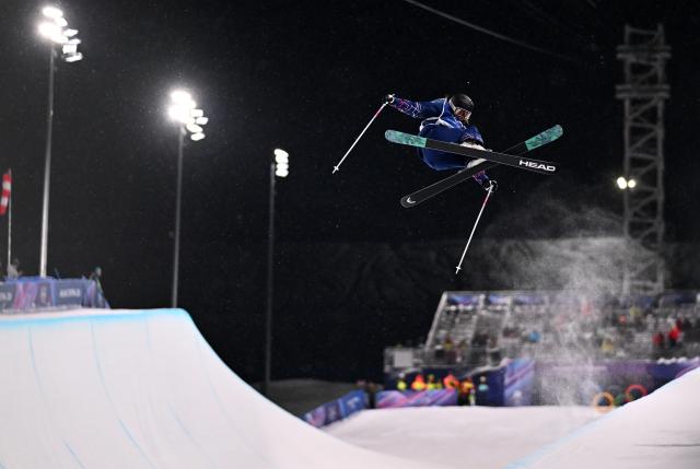 (260219) -- LIVIGNO, Feb. 19, 2026 (Xinhua) -- Zoe Atkin of Britain competes during the qualification of freestyle skiing women's freeski halfpipe at the Milan-Cortina 2026 Olympic Winter Games in Livigno, Italy, Feb. 19, 2026. (Xinhua/Zhang Hongxiang)