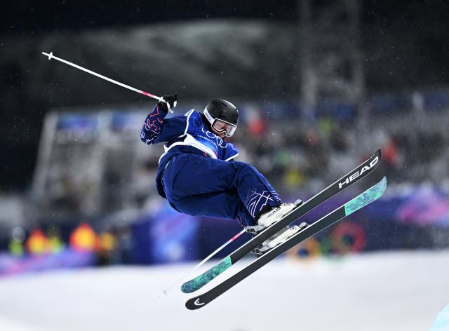(260219) -- LIVIGNO, Feb. 19, 2026 (Xinhua) -- Zoe Atkin of Britain competes during the qualification of freestyle skiing women's freeski halfpipe at the Milan-Cortina 2026 Olympic Winter Games in Livigno, Italy, Feb. 19, 2026. (Xinhua/Wu Huiwo)