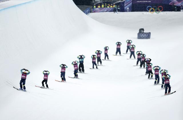 (260219) -- LIVIGNO, Feb. 19, 2026 (Xinhua) -- Staff members gesture before the qualification of freestyle skiing women's freeski halfpipe at the Milan-Cortina 2026 Olympic Winter Games in Livigno, Italy, Feb. 19, 2026. (Xinhua/Wang Peng)
