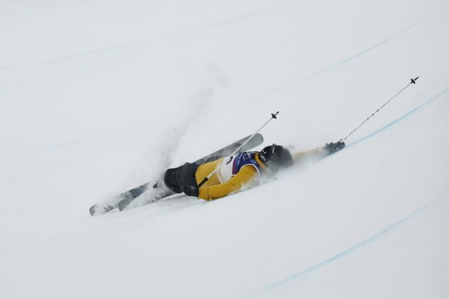 (260219) -- LIVIGNO, Feb. 19, 2026 (Xinhua) -- Grete-Mia Meentalo of Estonia falls during the qualification of freestyle skiing women's freeski halfpipe at the Milan-Cortina 2026 Olympic Winter Games in Livigno, Italy, Feb. 19, 2026. (Xinhua/Wang Peng)