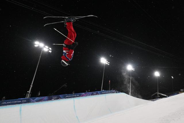 (260219) -- LIVIGNO, Feb. 19, 2026 (Xinhua) -- Rachael Karker of Canada competes during the qualification of freestyle skiing women's freeski halfpipe at the Milan-Cortina 2026 Olympic Winter Games in Livigno, Italy, Feb. 19, 2026. (Xinhua/Xia Yifang)