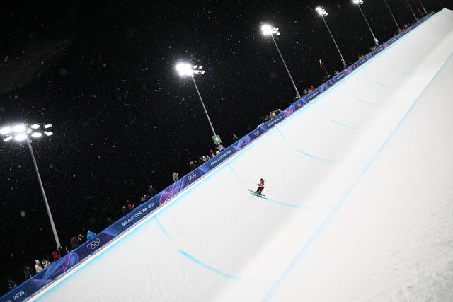 (260219) -- LIVIGNO, Feb. 19, 2026 (Xinhua) -- Kim Daeun of South Korea competes during the qualification of freestyle skiing women's freeski halfpipe at the Milan-Cortina 2026 Olympic Winter Games in Livigno, Italy, Feb. 19, 2026. (Xinhua/Zhang Hongxiang)