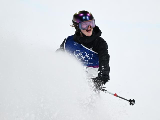 (260219) -- LIVIGNO, Feb. 19, 2026 (Xinhua) -- Mischa Thomas of New Zealand competes during the qualification of freestyle skiing women's freeski halfpipe at the Milan-Cortina 2026 Olympic Winter Games in Livigno, Italy, Feb. 19, 2026. (Xinhua/Wu Huiwo)