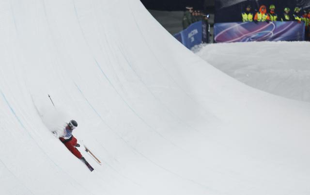 (260219) -- LIVIGNO, Feb. 19, 2026 (Xinhua) -- Dillan Glennie of Canada falls during the qualification of freestyle skiing women's freeski halfpipe at the Milan-Cortina 2026 Olympic Winter Games in Livigno, Italy, Feb. 19, 2026. (Xinhua/Wang Peng)