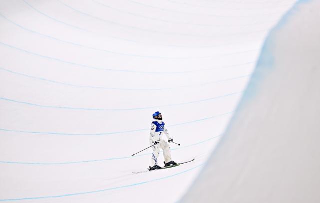 (260219) -- LIVIGNO, Feb. 19, 2026 (Xinhua) -- Gu Ailing of China competes during the qualification of freestyle skiing women's freeski halfpipe at the Milan-Cortina 2026 Olympic Winter Games in Livigno, Italy, Feb. 19, 2026. (Xinhua/Zhang Hongxiang)