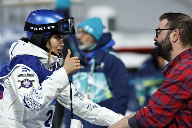(260219) -- LIVIGNO, Feb. 19, 2026 (Xinhua) -- Gu Ailing (L) of China gestures during the qualification of freestyle skiing women's freeski halfpipe at the Milan-Cortina 2026 Olympic Winter Games in Livigno, Italy, Feb. 19, 2026. (Xinhua/Wang Peng)