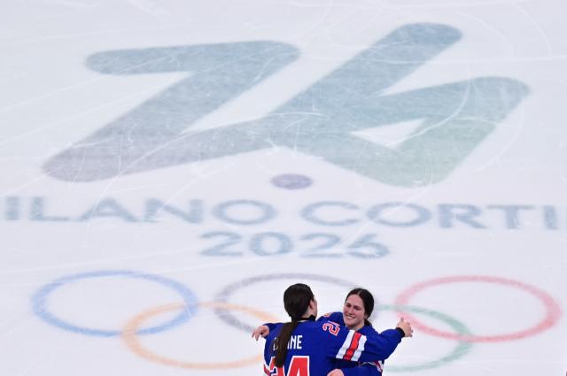 (260219) -- MILAN, Feb. 19, 2026 (Xinhua) -- Players of the United States celebrate after the ice hockey women's gold medal game between the United States and Canada at the Milan-Cortina 2026 Olympic Winter Games in Milan, Italy, Feb. 19, 2026. (Xinhua/Tao Xiyi)