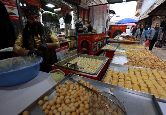 (260219) -- NABLUS, Feb. 19, 2026 (Xinhua) -- A vendor is seen making dessert in a market in Nablus, northern West Bank, on Feb. 19, 2026. (Photo by Ayman Nobani/Xinhua)