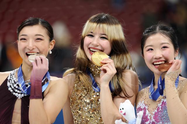 (260219) -- MILAN, Feb. 19, 2026 (Xinhua) -- Gold medalist Alysa Liu (C) of the United States, silver medalist Sakamoto Kaori (L) of Japan and bronze medalist Nakai Ami of Japan pose for photos during the awarding ceremony of the figure skating women single skating event at the Milan-Cortina 2026 Olympic Winter Games in Milan, Italy, Feb. 19, 2026. (Xinhua/Li Ming)