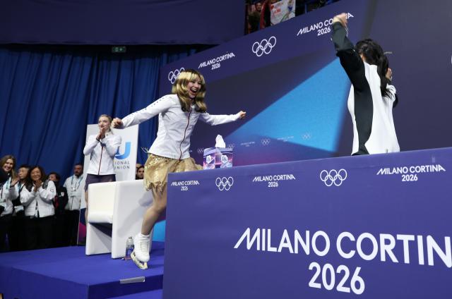 (260219) -- MILAN, Feb. 19, 2026 (Xinhua) -- Alysa Liu (L, front) of the United States and Nakai Ami of Japan celebrate after the free skating match of figure skating women single skating at the Milan-Cortina 2026 Olympic Winter Games in Milan, Italy, Feb. 19, 2026. (Xinhua/Li Ming)