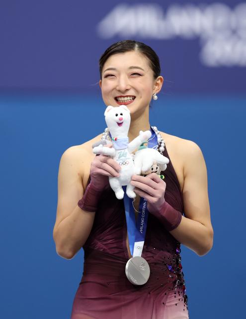 (260219) -- MILAN, Feb. 19, 2026 (Xinhua) -- Silver medalist Sakamoto Kaori of Japan poses for photos during the awarding ceremony of the figure skating women single skating event at the Milan-Cortina 2026 Olympic Winter Games in Milan, Italy, Feb. 19, 2026. (Xinhua/Li Ming)
