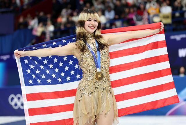 (260219) -- MILAN, Feb. 19, 2026 (Xinhua) -- Gold medalist Alysa Liu of the United States poses for photos during the awarding ceremony of the figure skating women single skating event at the Milan-Cortina 2026 Olympic Winter Games in Milan, Italy, Feb. 19, 2026. (Xinhua/Li Ming)