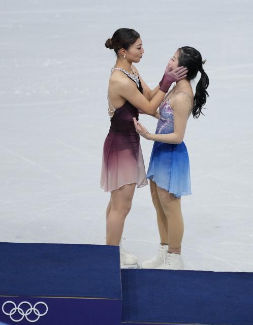 (260219) -- MILAN, Feb. 19, 2026 (Xinhua) -- Silver medalist Sakamoto Kaori (L) of Japan interacts with bronze medalist, her teammate Nakai Ami, during the awarding ceremony of the figure skating women single skating event at the Milan-Cortina 2026 Olympic Winter Games in Milan, Italy, Feb. 19, 2026. (Xinhua/Xue Yuge)