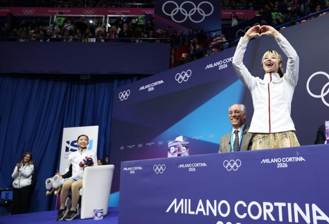 (260219) -- MILAN, Feb. 19, 2026 (Xinhua) -- Alysa Liu (R, front) of the United States gestures after the free skating match of figure skating women single skating at the Milan-Cortina 2026 Olympic Winter Games in Milan, Italy, Feb. 19, 2026. (Xinhua/Li Ming)