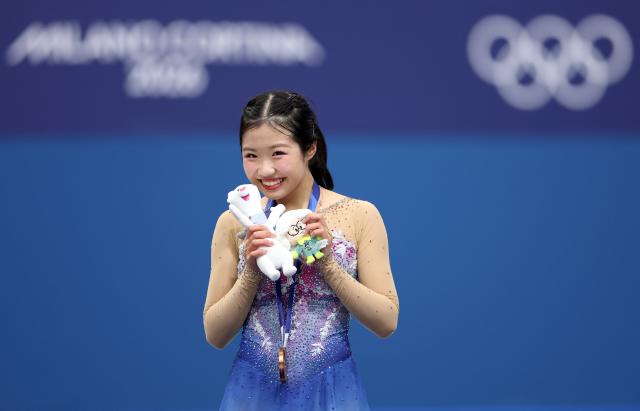 (260219) -- MILAN, Feb. 19, 2026 (Xinhua) -- Bronze medalist Nakai Ami of Japan poses for photos during the awarding ceremony of the figure skating women single skating event at the Milan-Cortina 2026 Olympic Winter Games in Milan, Italy, Feb. 19, 2026. (Xinhua/Li Ming)
