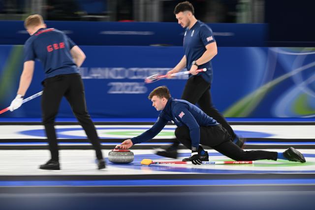 (260220) -- CORTINA D'AMPEZZO, Feb. 20, 2026 (Xinhua) -- Bruce Mouat (bottom) of Britain competes during the curling men's semi-final match between Britain and Switzerland at the 2026 Milan-Cortina Winter Olympics in Cortina, Italy, Feb. 19, 2026. (Xinhua/Lian Yi)