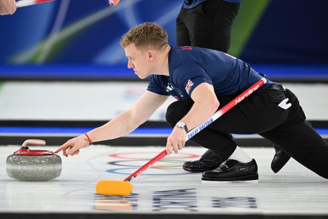 (260220) -- CORTINA D'AMPEZZO, Feb. 20, 2026 (Xinhua) -- Bobby Lammie of Britain competes during the curling men's semi-final match between Britain and Switzerland at the 2026 Milan-Cortina Winter Olympics in Cortina, Italy, Feb. 19, 2026. (Xinhua/Lian Yi)