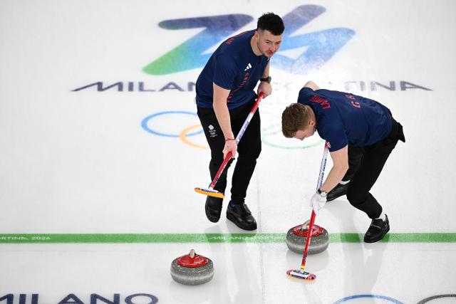 (260220) -- CORTINA D'AMPEZZO, Feb. 20, 2026 (Xinhua) -- Bobby Lammie (R) of Britain competes during the curling men's semi-final match between Britain and Switzerland at the 2026 Milan-Cortina Winter Olympics in Cortina, Italy, Feb. 19, 2026. (Xinhua/Lian Yi)