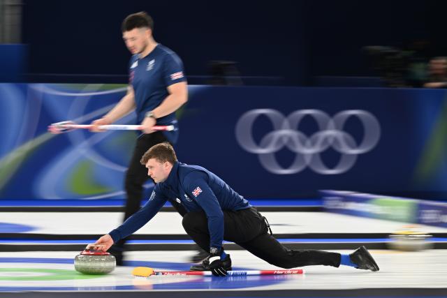 (260220) -- CORTINA D'AMPEZZO, Feb. 20, 2026 (Xinhua) -- Bruce Mouat (bottom) of Britain competes during the curling men's semi-final match between Britain and Switzerland at the 2026 Milan-Cortina Winter Olympics in Cortina, Italy, Feb. 19, 2026. (Xinhua/Lian Yi)