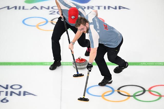 (260220) -- CORTINA D'AMPEZZO, Feb. 20, 2026 (Xinhua) -- Bendik Ramsfjell (R) of Norway competes during the curling men's semi-final match between Norway and Canada at the 2026 Milan-Cortina Winter Olympics in Cortina, Italy, Feb. 19, 2026. (Xinhua/Lian Yi)