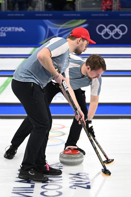 (260220) -- CORTINA D'AMPEZZO, Feb. 20, 2026 (Xinhua) -- Gaute Nepstad (R) of Norway competes during the curling men's semi-final match between Norway and Canada at the 2026 Milan-Cortina Winter Olympics in Cortina, Italy, Feb. 19, 2026. (Xinhua/Lian Yi)
