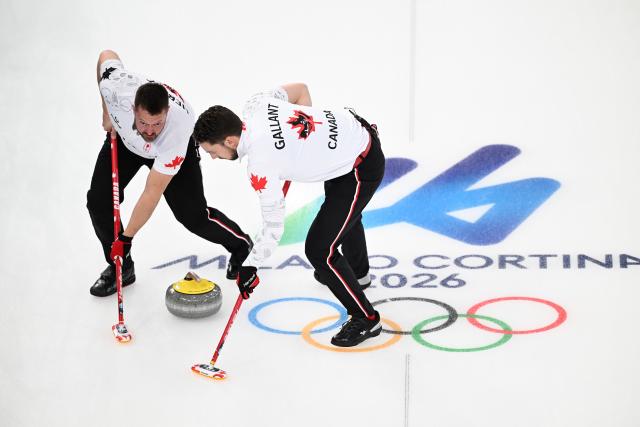 (260220) -- CORTINA D'AMPEZZO, Feb. 20, 2026 (Xinhua) -- Brett Gallant (R) of Canada competes during the curling men's semi-final match between Norway and Canada at the 2026 Milan-Cortina Winter Olympics in Cortina, Italy, Feb. 19, 2026. (Xinhua/Lian Yi)