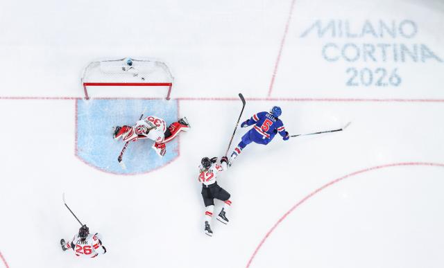 (260220) -- MILAN, Feb. 20, 2026 (Xinhua) -- Megan Keller (1st R) of the United States shoots to score during the ice hockey women's gold medal game between the United States and Canada at the Milan-Cortina 2026 Olympic Winter Games in Milan, Italy, Feb. 19, 2026. (Xinhua/Sun Fei)