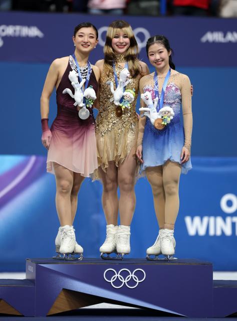 (260220) -- MILAN, Feb. 20, 2026 (Xinhua) -- Gold medalist Alysa Liu (C) of the United States, silver medalist Sakamoto Kaori (L) of Japan and bronze medalist Nakai Ami of Japan pose for photos during the awarding ceremony of the figure skating women single skating event at the Milan-Cortina 2026 Olympic Winter Games in Milan, Italy, Feb. 19, 2026. (Xinhua/Li Ming)