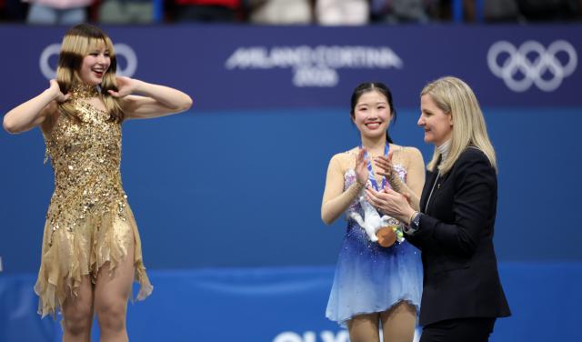 (260220) -- MILAN, Feb. 20, 2026 (Xinhua) -- International Olympic Committee (IOC) President Kirsty Coventry (R) applauds for the gold medalist Alysa Liu (L) of the United States during the awarding ceremony of the figure skating women single skating event at the Milan-Cortina 2026 Olympic Winter Games in Milan, Italy, Feb. 19, 2026. (Xinhua/Li Ming)
