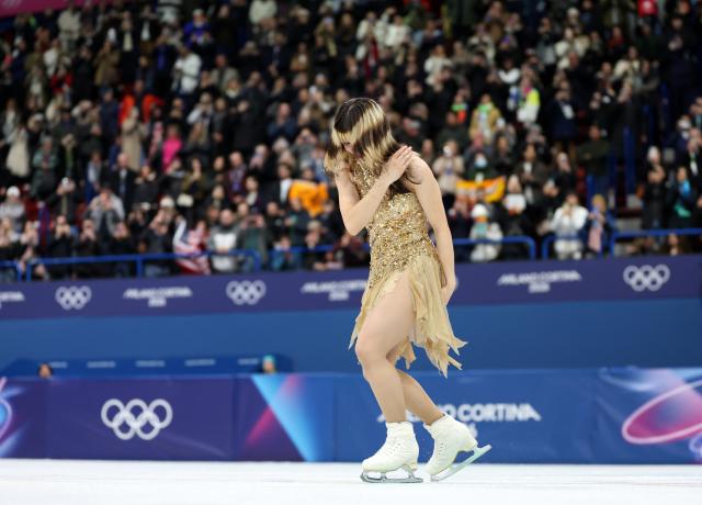 (260220) -- MILAN, Feb. 20, 2026 (Xinhua) -- Gold medalist Alysa Liu of the United States greets the spectators before the awarding ceremony of the figure skating women single skating event at the Milan-Cortina 2026 Olympic Winter Games in Milan, Italy, Feb. 19, 2026. (Xinhua/Li Ming)