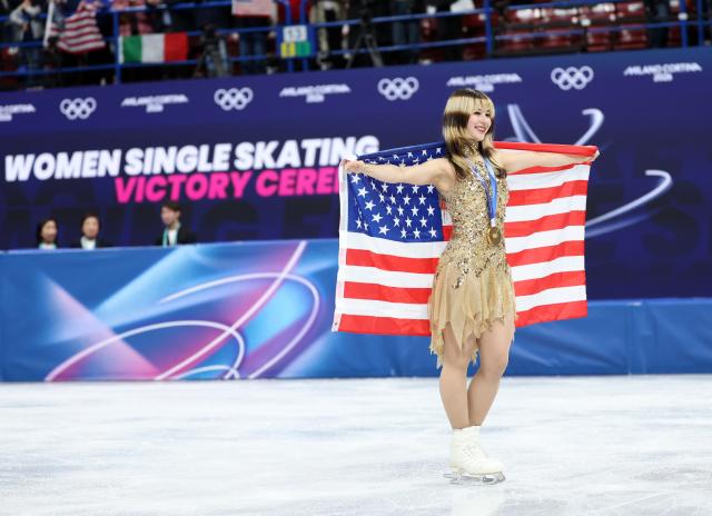 (260220) -- MILAN, Feb. 20, 2026 (Xinhua) -- Gold medalist Alysa Liu of the United States poses for photos after the awarding ceremony of the figure skating women single skating event at the Milan-Cortina 2026 Olympic Winter Games in Milan, Italy, Feb. 19, 2026. (Xinhua/Li Ming)