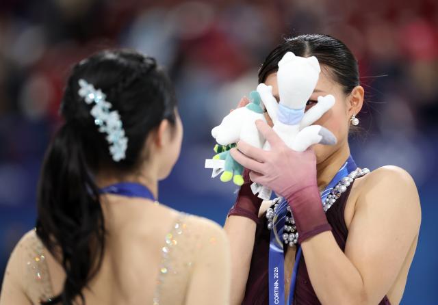 (260220) -- MILAN, Feb. 20, 2026 (Xinhua) -- Silver medalist Sakamoto Kaori (R) of Japan interacts with bronze medalist, her teammate Nakai Ami, after the awarding ceremony of the figure skating women single skating event at the Milan-Cortina 2026 Olympic Winter Games in Milan, Italy, Feb. 19, 2026. (Xinhua/Li Ming)
