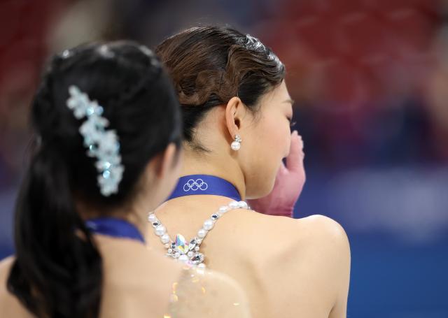 (260220) -- MILAN, Feb. 20, 2026 (Xinhua) -- Silver medalist Sakamoto Kaori (R) of Japan cries after the awarding ceremony of the figure skating women single skating event at the Milan-Cortina 2026 Olympic Winter Games in Milan, Italy, Feb. 19, 2026. (Xinhua/Li Ming)