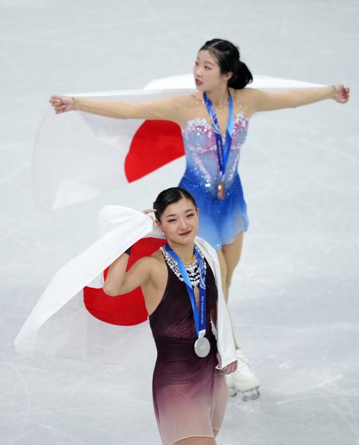 (260220) -- MILAN, Feb. 20, 2026 (Xinhua) -- Silver medalist Sakamoto Kaori (L) of Japan and bronze medalist Nakai Ami of Japan pose with their national flags after the awarding ceremony of the figure skating women single skating event at the Milan-Cortina 2026 Olympic Winter Games in Milan, Italy, Feb. 19, 2026. (Xinhua/Xue Yuge)