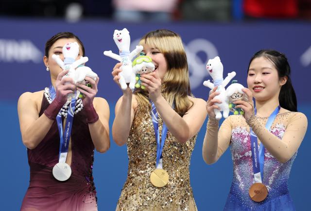 (260220) -- MILAN, Feb. 20, 2026 (Xinhua) -- Gold medalist Alysa Liu (C) of the United States, silver medalist Sakamoto Kaori (L) of Japan and bronze medalist Nakai Ami of Japan pose for photos with the mascots during the awarding ceremony of the figure skating women single skating event at the Milan-Cortina 2026 Olympic Winter Games in Milan, Italy, Feb. 19, 2026. (Xinhua/Li Ming)
