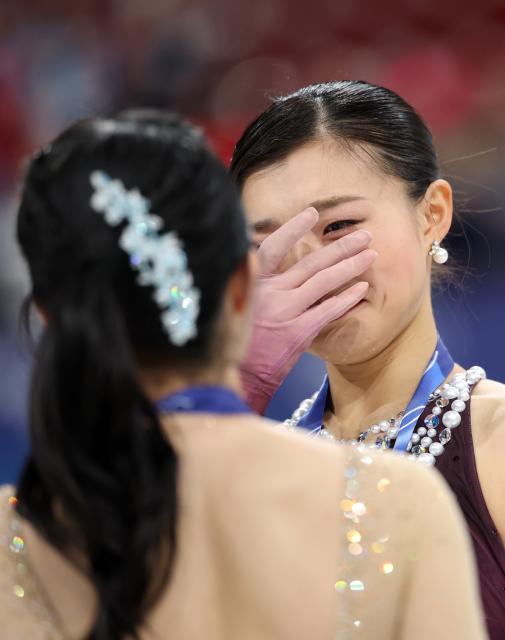 (260220) -- MILAN, Feb. 20, 2026 (Xinhua) -- Silver medalist Sakamoto Kaori (R) of Japan cries after the awarding ceremony of the figure skating women single skating event at the Milan-Cortina 2026 Olympic Winter Games in Milan, Italy, Feb. 19, 2026. (Xinhua/Li Ming)
