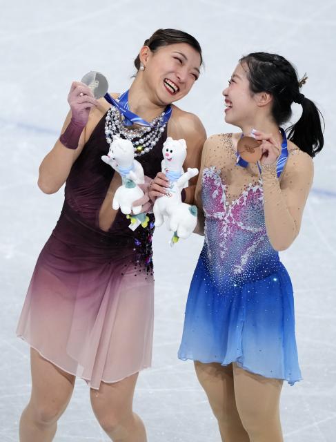 (260220) -- MILAN, Feb. 20, 2026 (Xinhua) -- Silver medalist Sakamoto Kaori (L) of Japan interacts with bronze medalist, her teammate Nakai Ami, after the awarding ceremony of the figure skating women single skating event at the Milan-Cortina 2026 Olympic Winter Games in Milan, Italy, Feb. 19, 2026. (Xinhua/Xue Yuge)